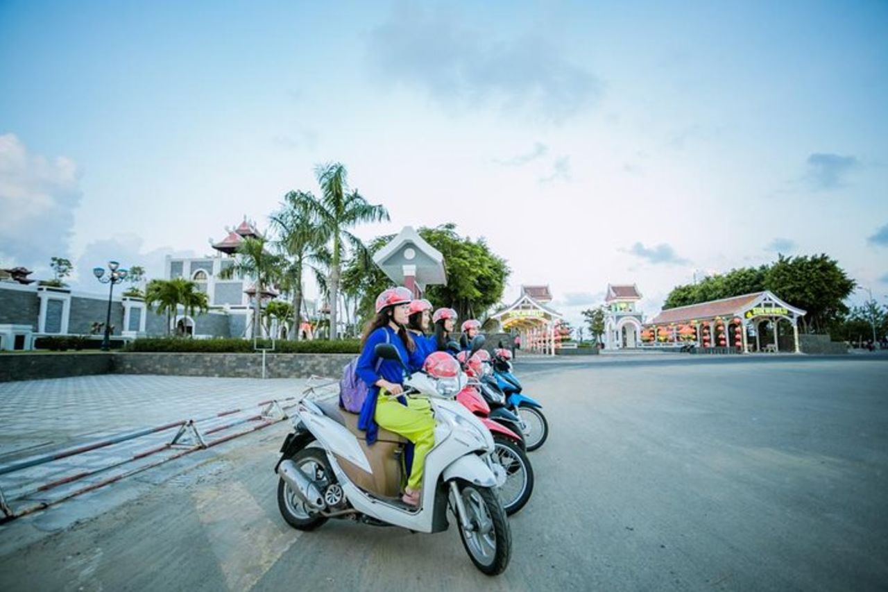Tour notturno in moto DA Nang e crociera sul fiume da Lady Rider