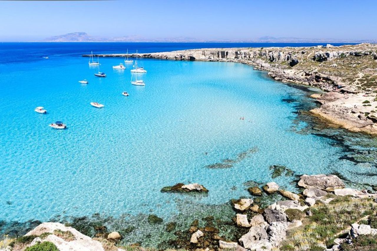 Tour in barca a vela delle Egadi a Favignana e Levanzo da Trapani — 6