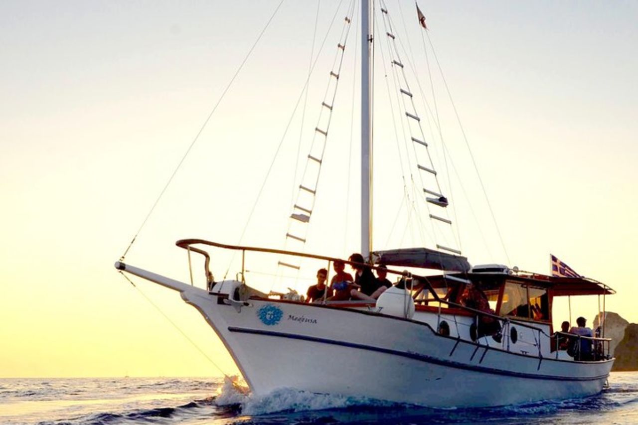 Crociera tradizionale al tramonto sulla Caldera di Santorini con pasto e bevande — 2