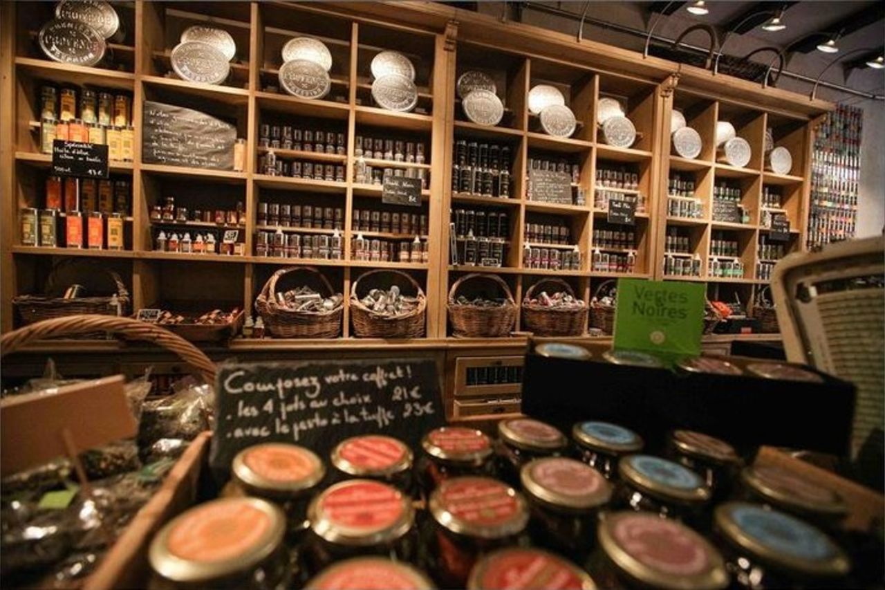 Tour gastronomico a piedi per piccoli gruppi con specialità locali e degustazione di vini — 3