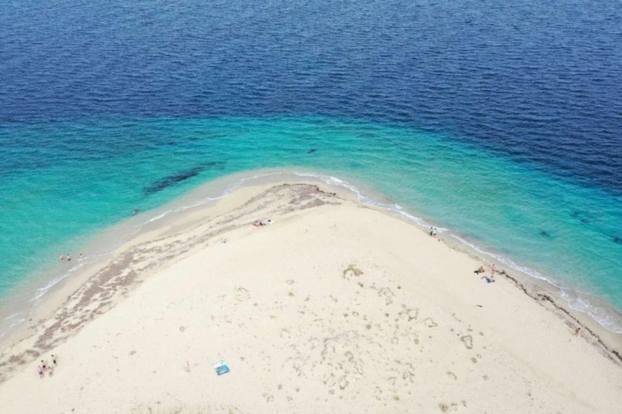 Naviga verso le grotte e l'isola delle tartarughe su una barca con fondo trasparente — 4