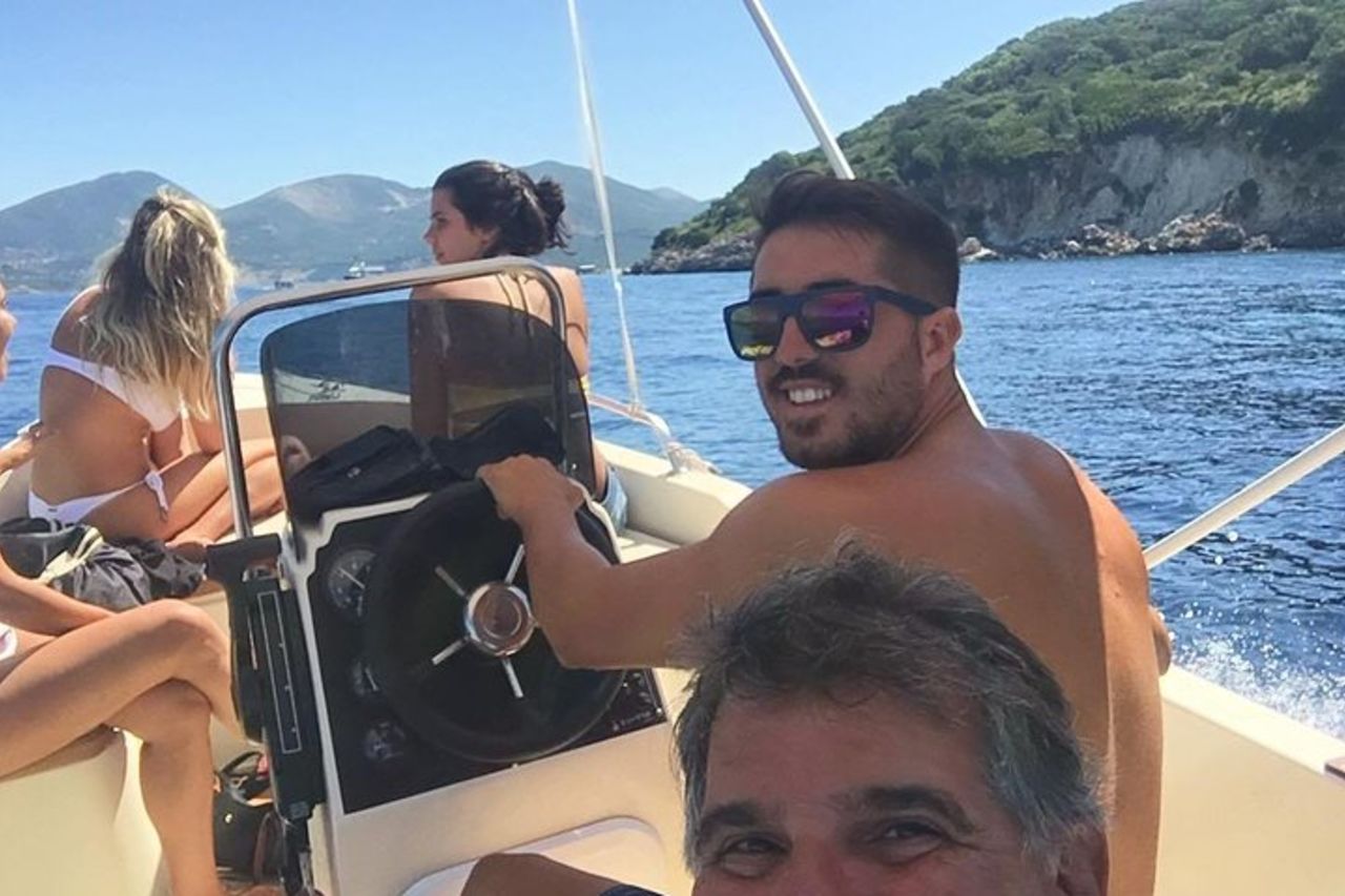 Naviga verso le grotte e l'isola delle tartarughe su una barca con fondo trasparente — 6