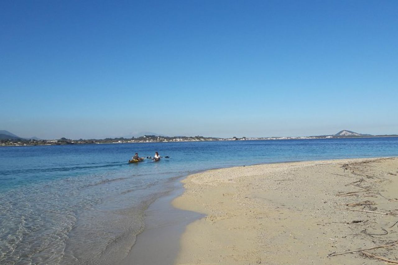 Naviga verso le grotte e l'isola delle tartarughe su una barca con fondo trasparente — 9