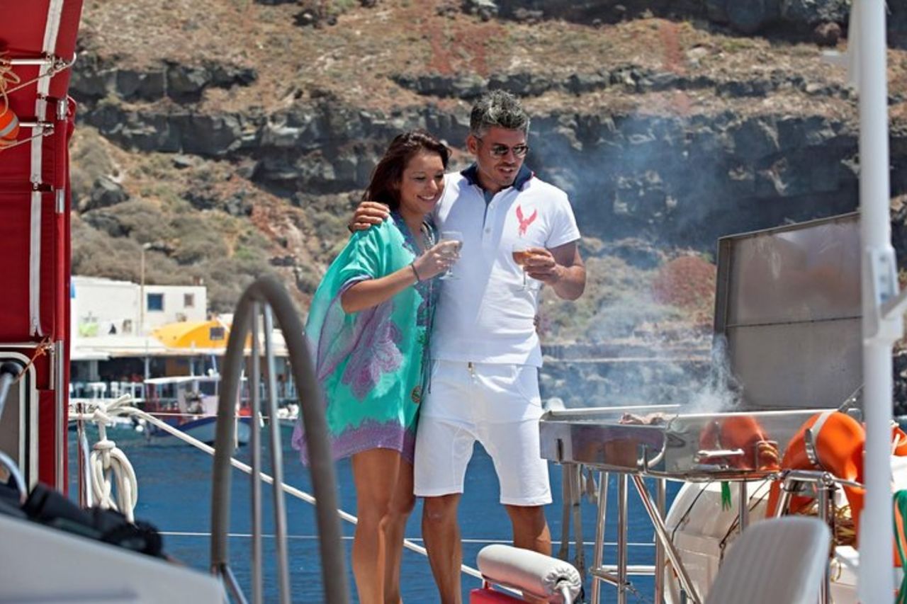 Crociera in catamarano al tramonto a Santorini con barbecue e bevande — 3