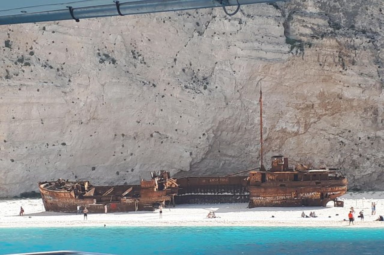Dal porto di St Nikolaos: crociera in barca alla spiaggia del naufragio del Navagio e grotte blu — 2