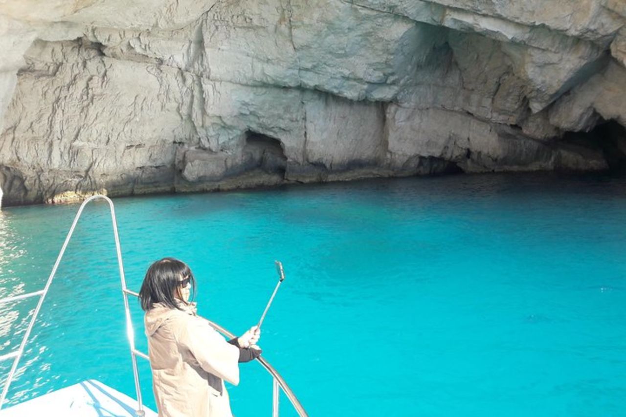 Dal porto di St Nikolaos: crociera in barca alla spiaggia del naufragio del Navagio e grotte blu — 6