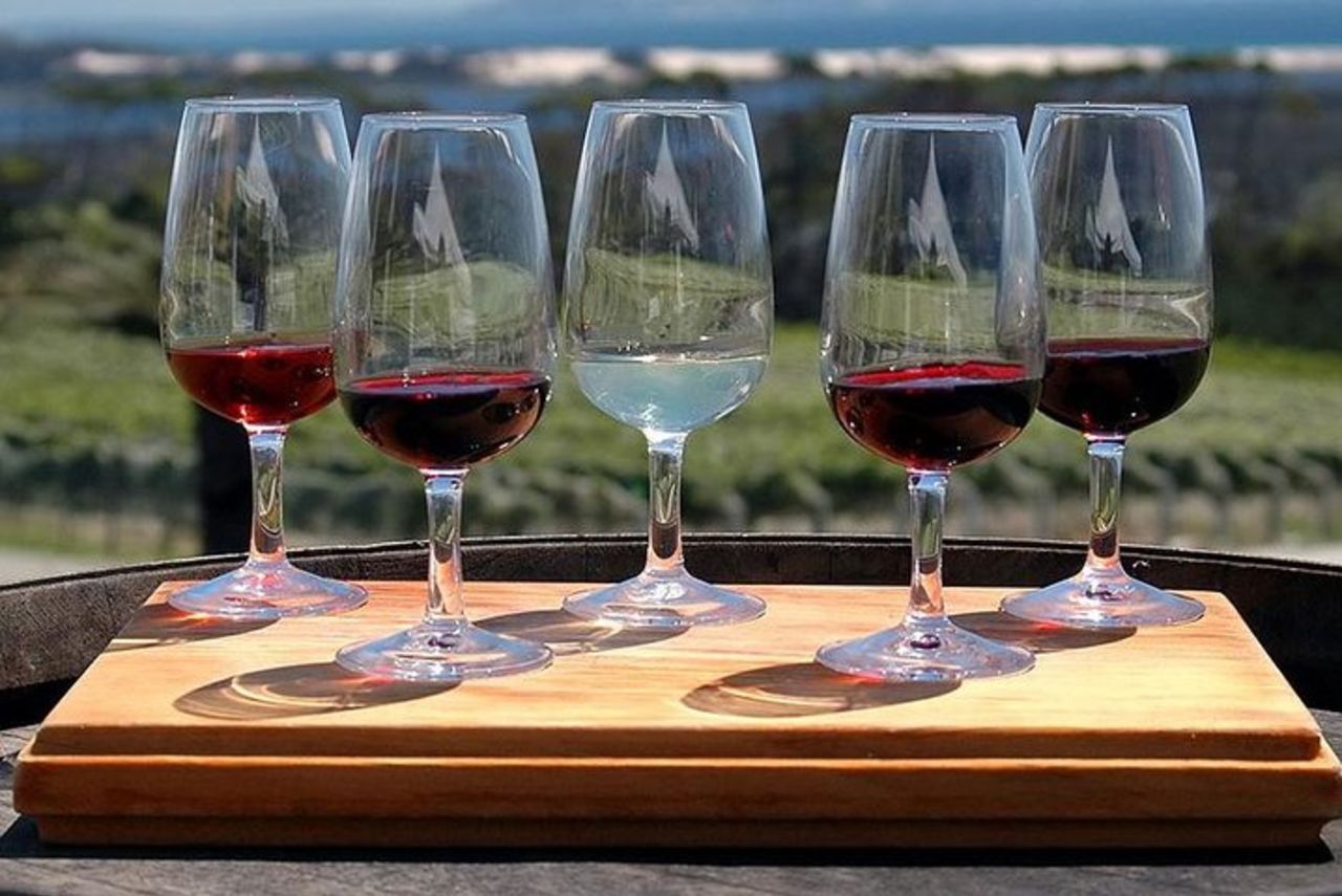 Tour dell'Etna e pranzo in una cantina con degustazione di vini