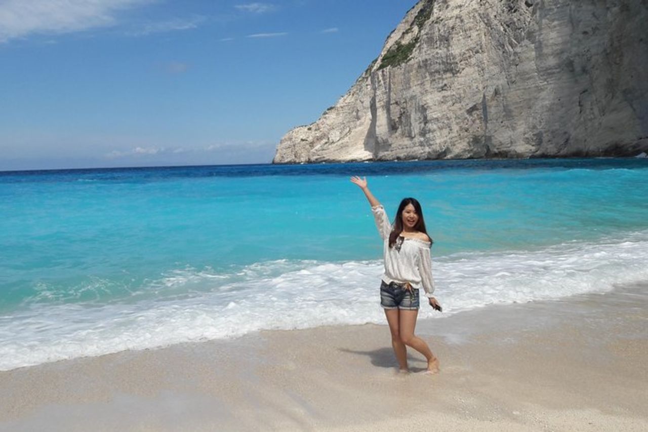 Dal porto di St Nikolaos: crociera in barca alla spiaggia del naufragio del Navagio e grotte blu — 7