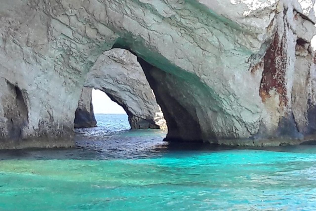 Dal porto di St Nikolaos: crociera in barca alla spiaggia del naufragio del Navagio e grotte blu