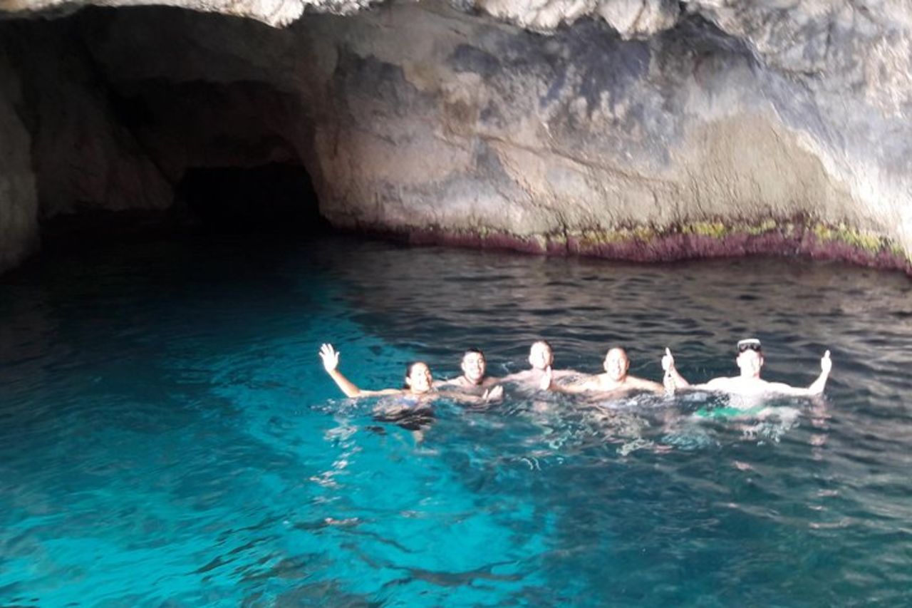 Dal porto di St Nikolaos: crociera in barca alla spiaggia del naufragio del Navagio e grotte blu — 9