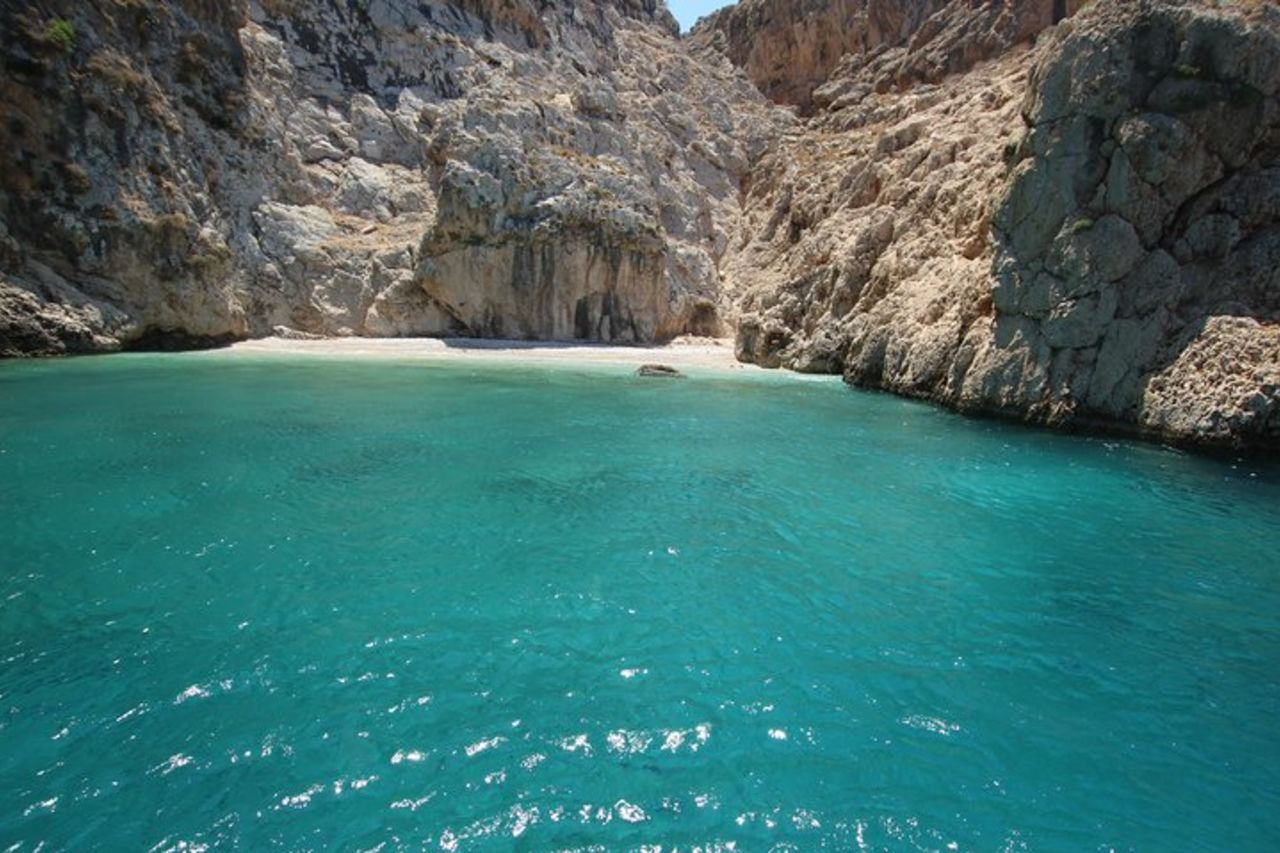 Gita in barca a Simi con sosta per nuotare a Saint George Bay