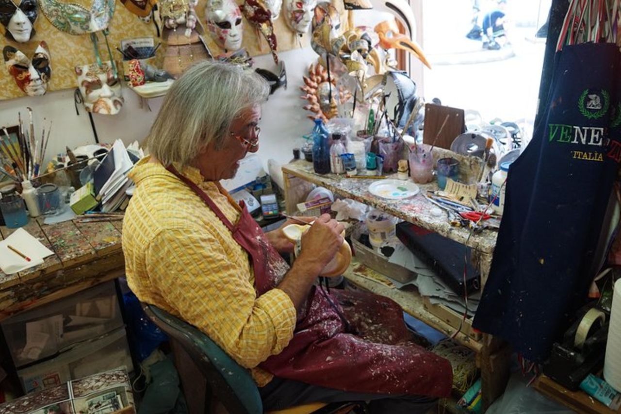 Corso di creazione di maschere di carnevale veneziano a Venezia, Italia — 9