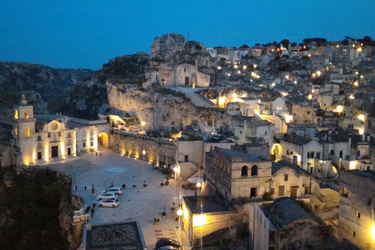 Tour dei Sassi di Matera, ingresso casa grotta e chiesa rupestre