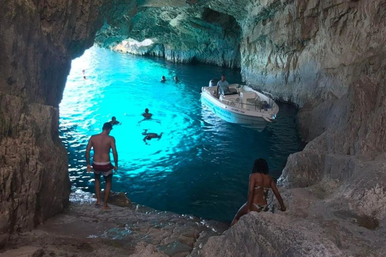 Tour in barca di Zante: Relitto della nave e grotte blu locali con 3 soste per il nuoto