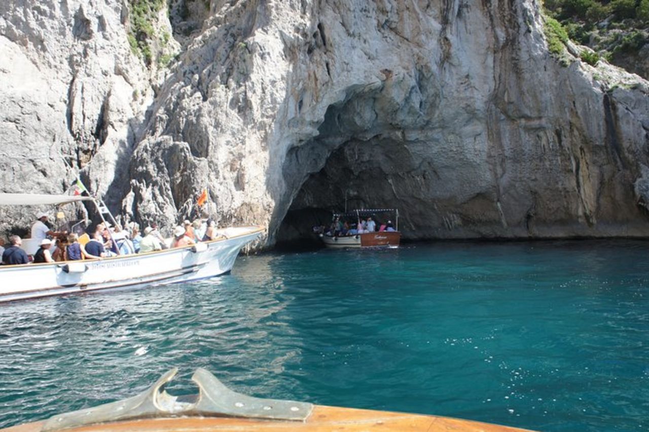 Capri & Grotta Azzurra Tour in barca di un giorno da Positano — 6
