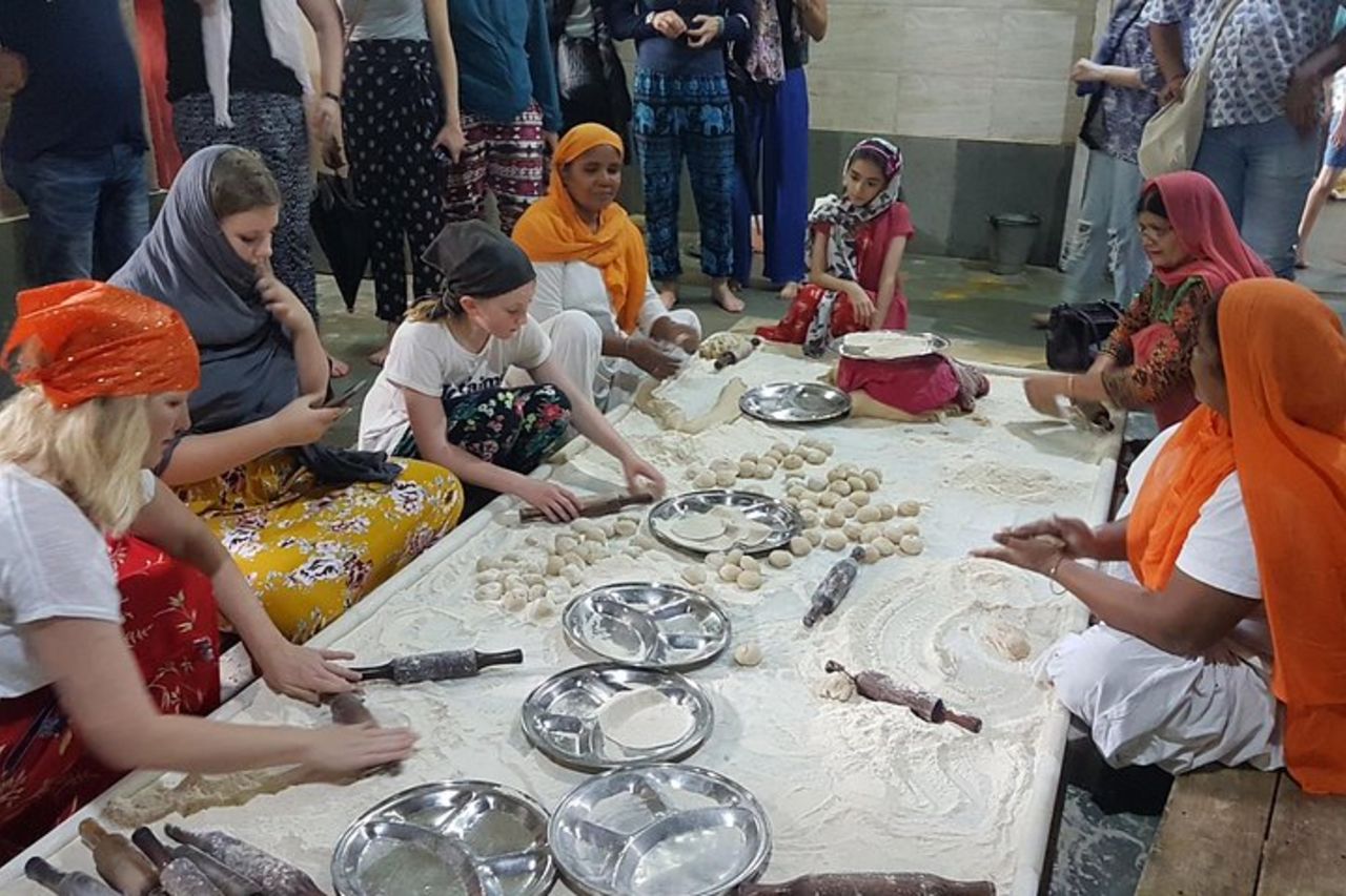 Old Delhi Group Tour di Rickshaws — 4