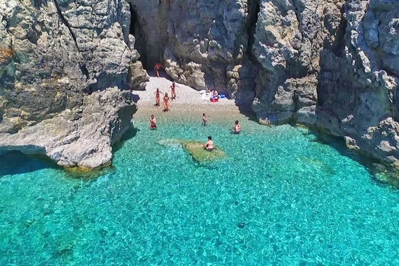 Gita in barca alle baie di Anthony Quinn, Kallithea e Traganou