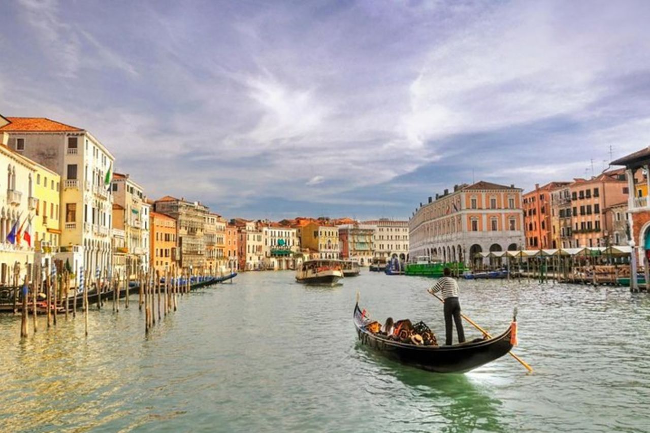 Venezia romantica: giro in gondola di 30 minuti con serenata — 7