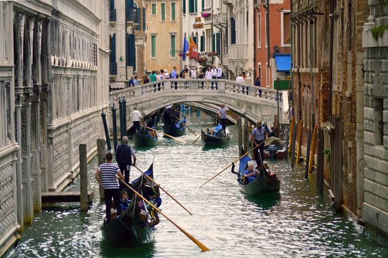 Venezia romantica: giro in gondola di 30 minuti con serenata — 5