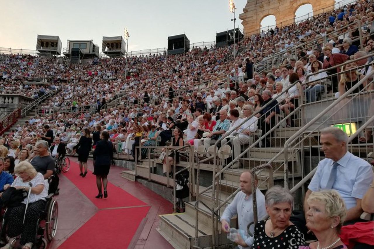 Trasferimento dal lago di Garda all'Arena di Verona e biglietto dell'Opera — 9