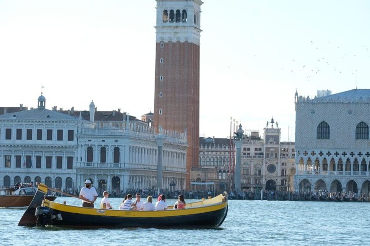 Venezia Tramonto in barca tipica veneziana con prosecco — 2