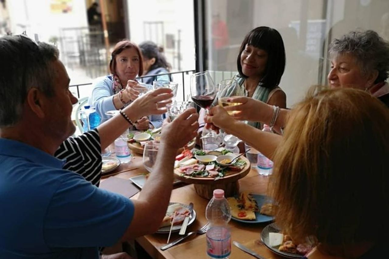Esperienza di degustazione di vino e cibo nel centro storico di Lecce — 4