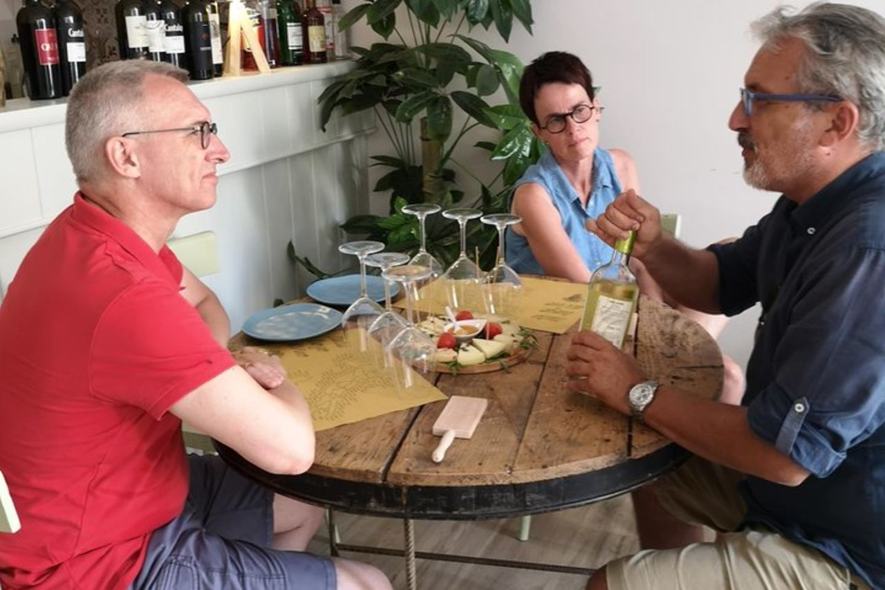 Esperienza di degustazione di vino e cibo nel centro storico di Lecce — 5