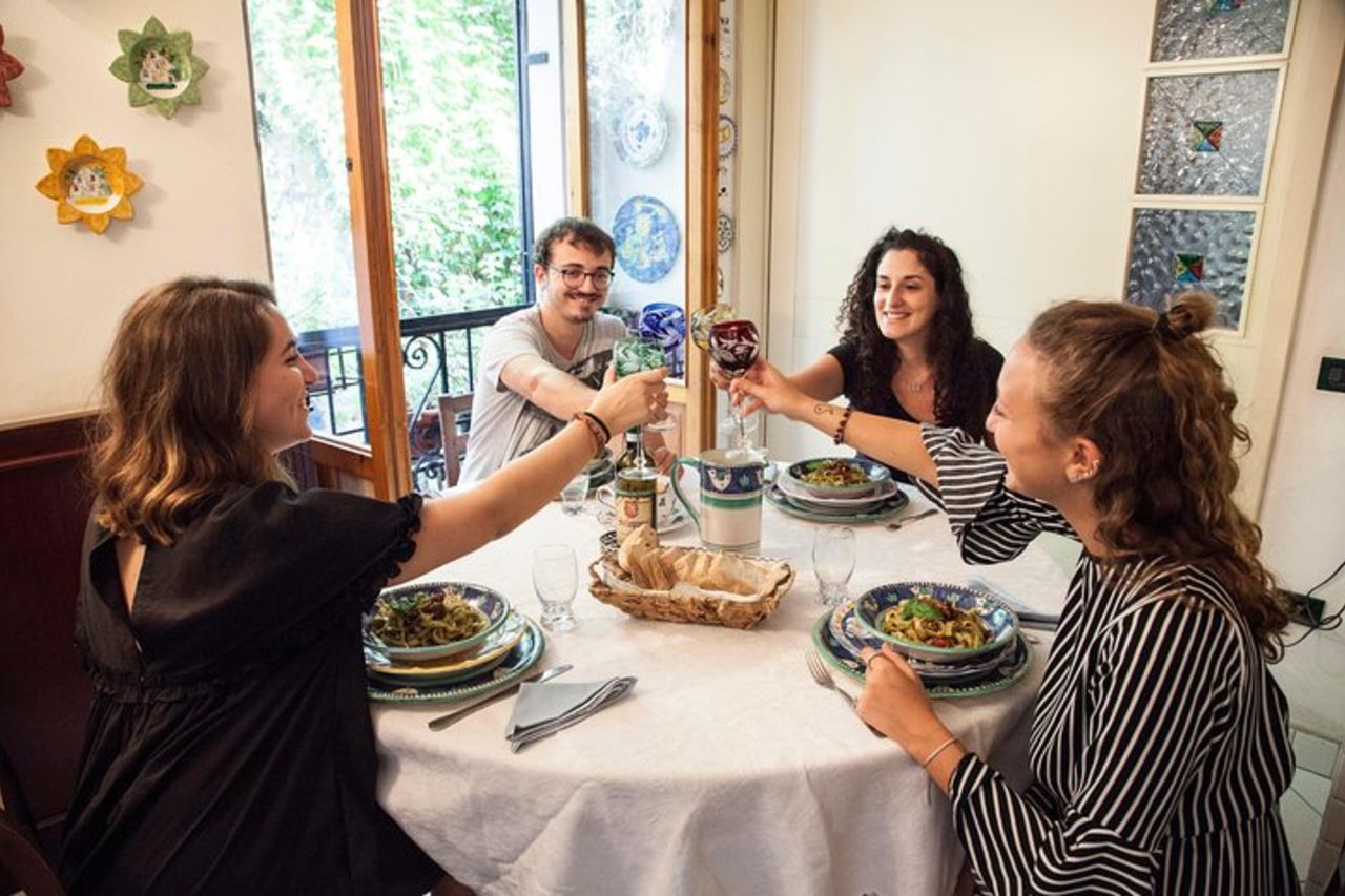 Esperienza culinaria a casa di un locale a Brindisi con show cooking