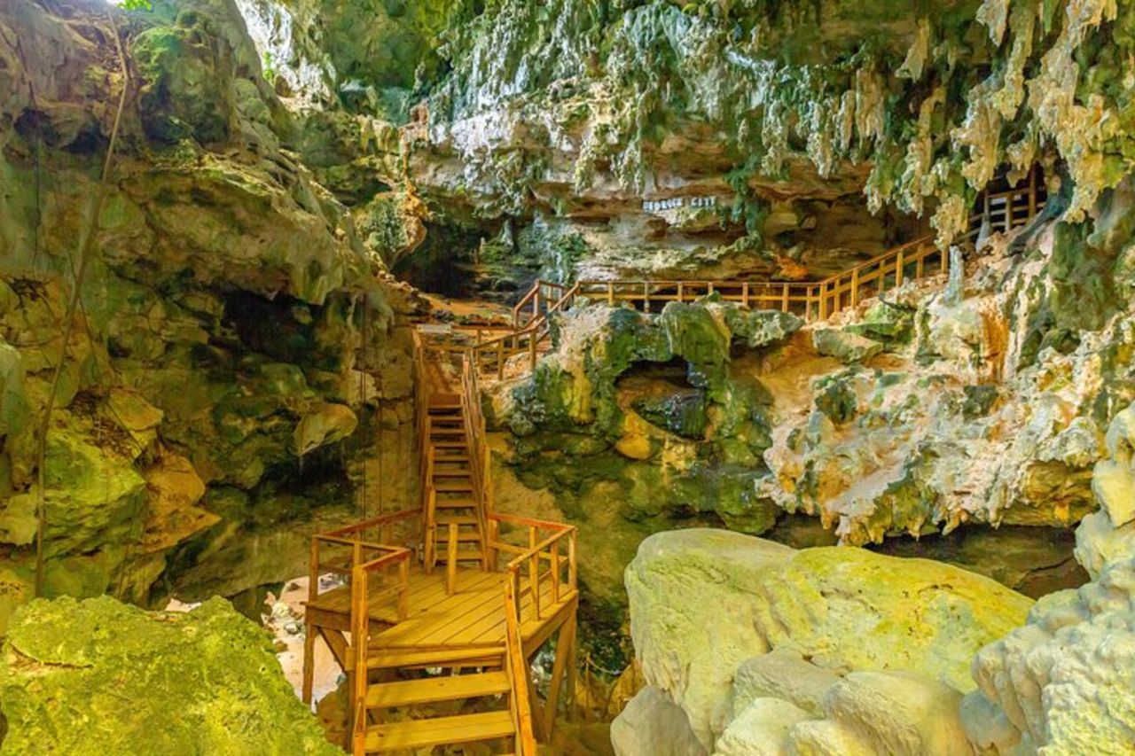 Avventura al parco tematico dei Flintstones da Punta Cana