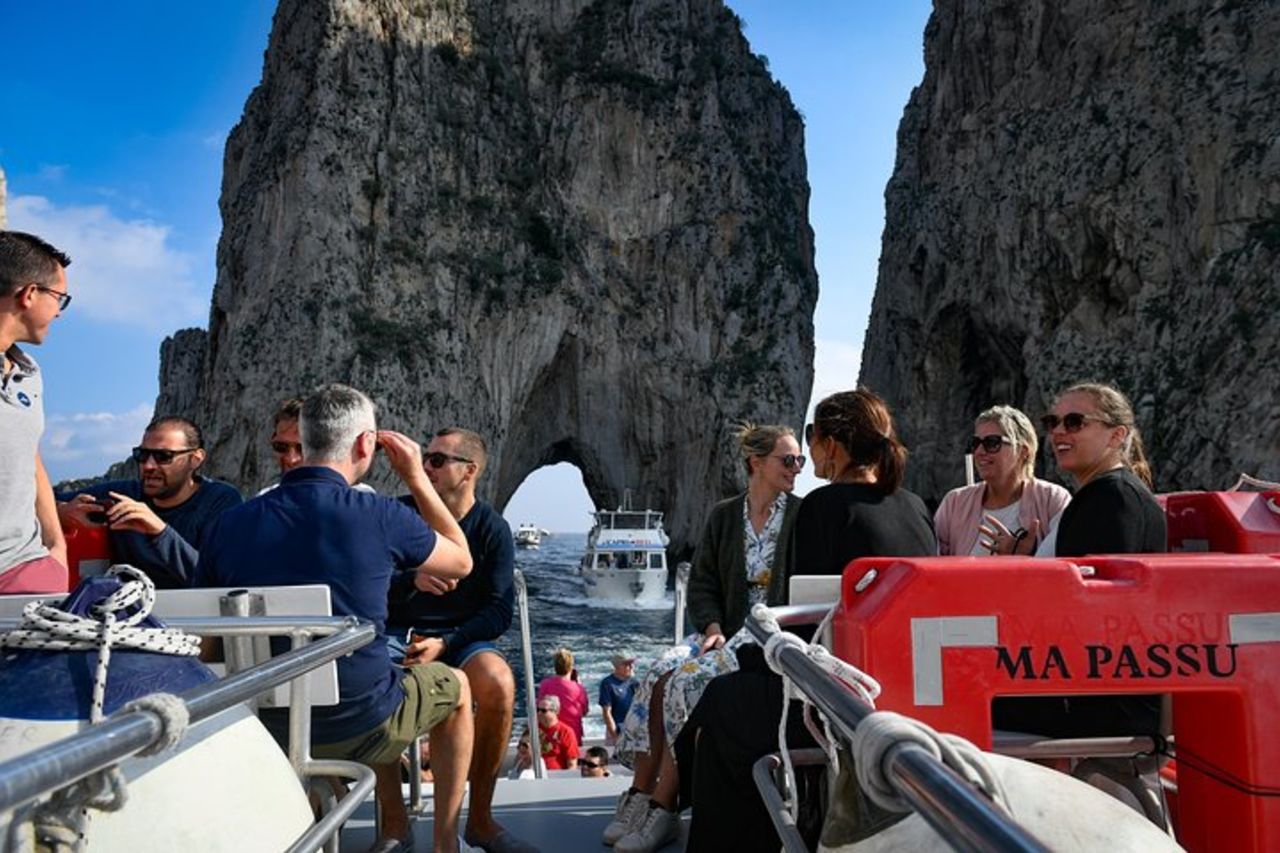 Capri Coast to Coast: tour in barca con Grotta Azzurra opzionale — 3
