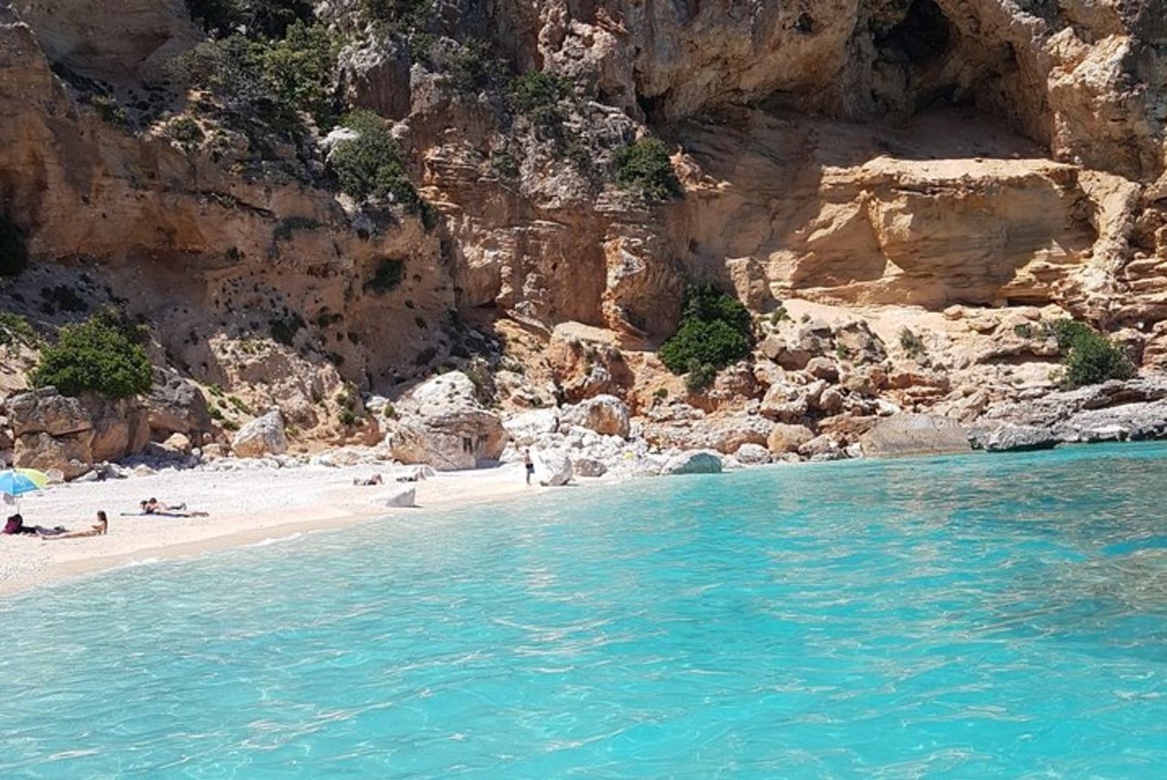 Gita Giornaliera in catamarano nelle Cale di Orosei con pranzo — 9