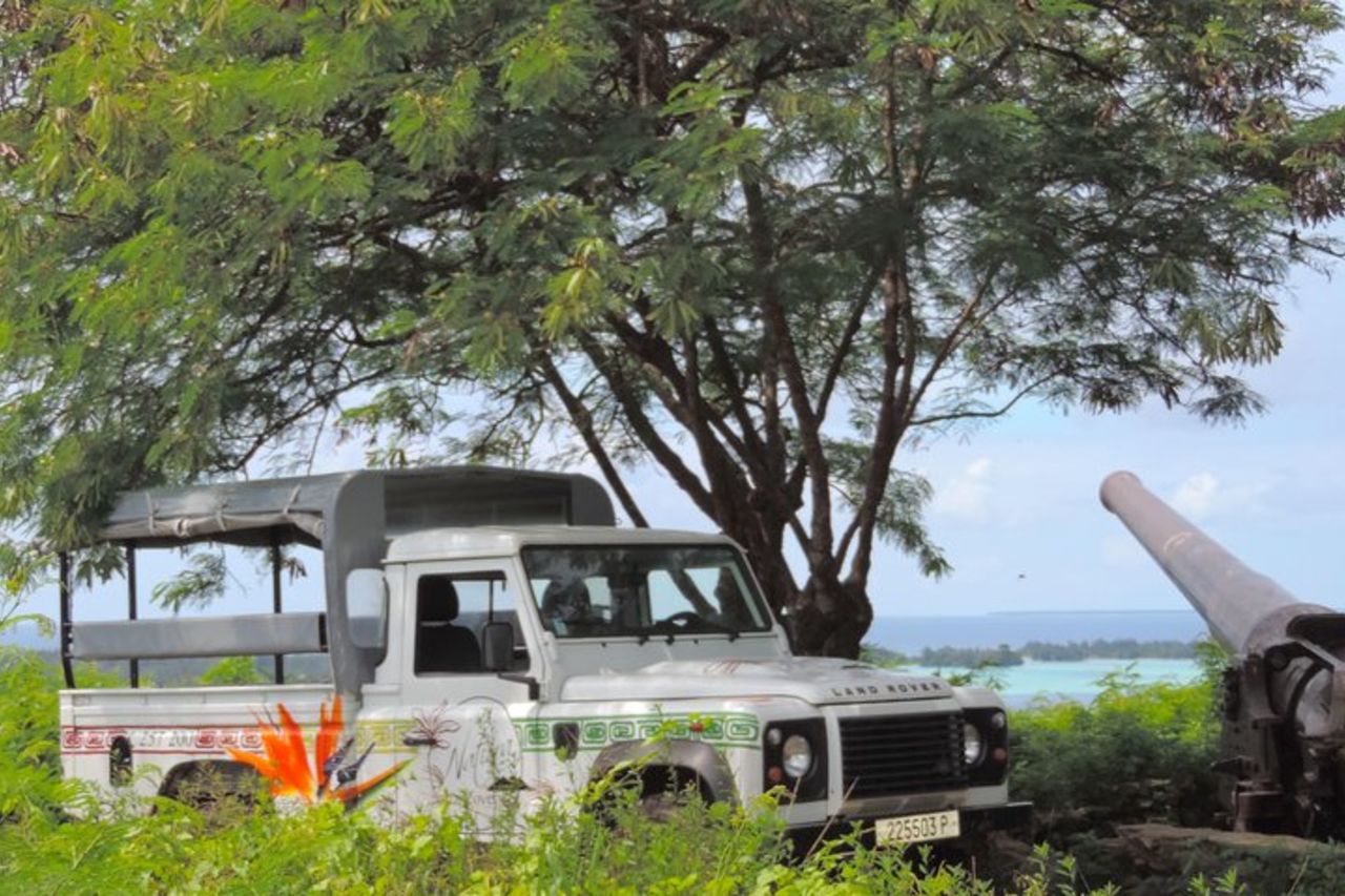 Bora Bora Tour in 4WD & Eco Shark & Ray Snorkeling Cruise — 4