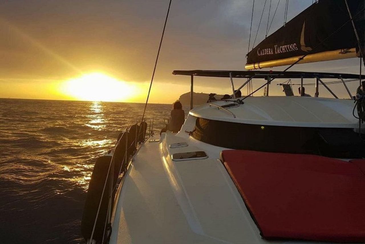 Santorini Avventurosa esperienza in catamarano con snorkeling