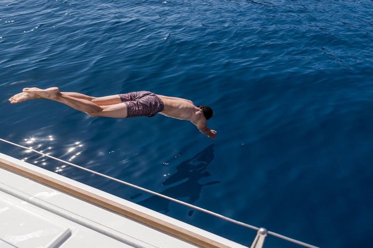 Santorini Avventurosa esperienza in catamarano con snorkeling — 7