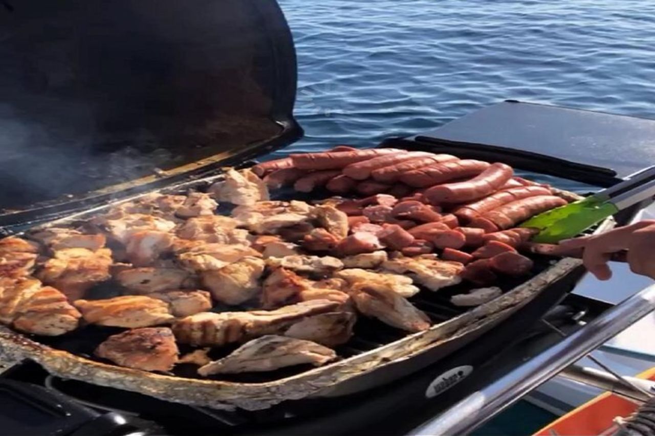 Santorini Avventurosa esperienza in catamarano con snorkeling — 8