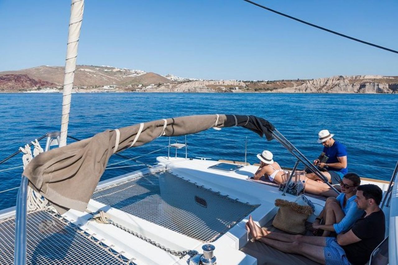 Crociera in catamarano all inclusive a Santorini con sosta a Thirassia — 9