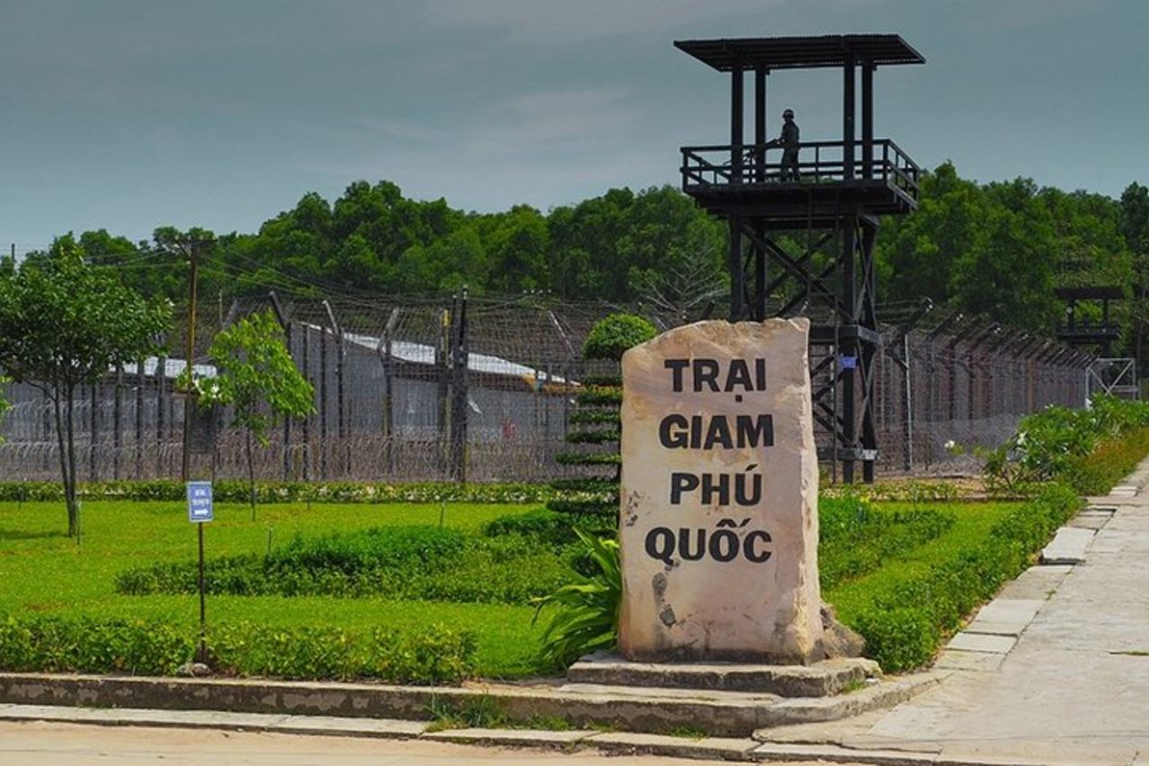 Esplora il sud dell'isola di Phu Quoc in jeep dell'esercito classico — 5