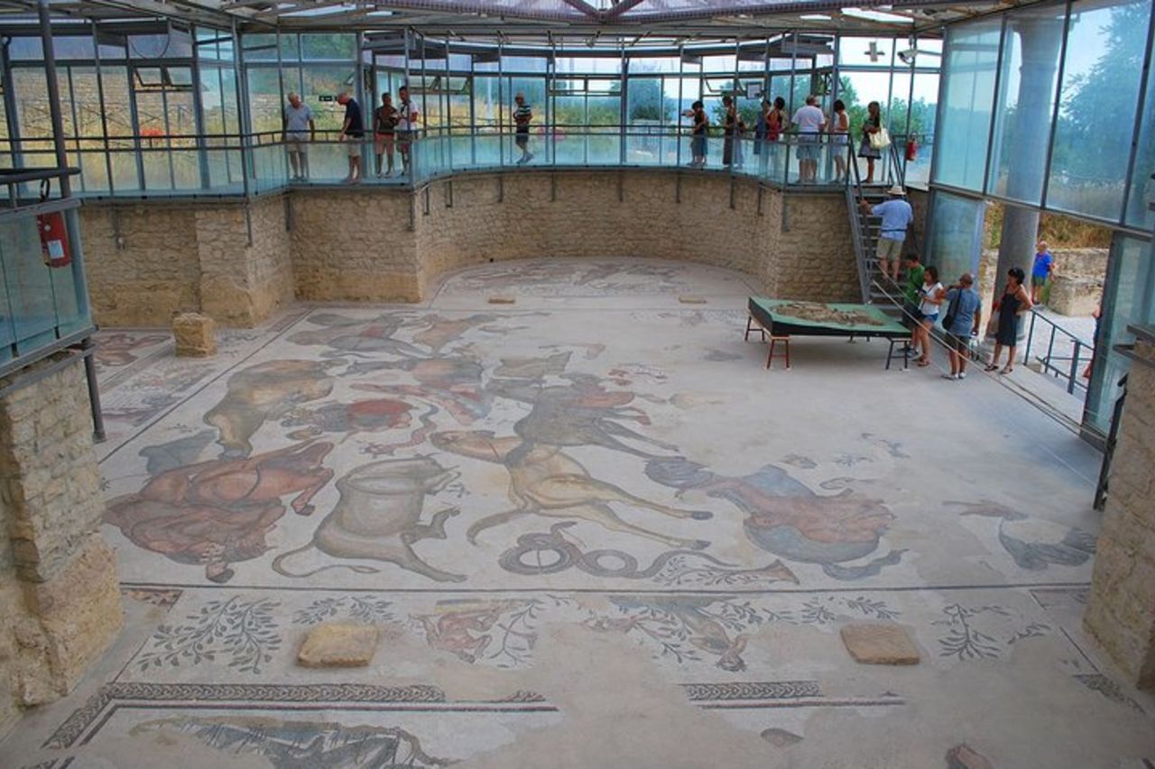Piazza Armerina e Caltagirone con degustazione di vini e pranzo in cantina — 7
