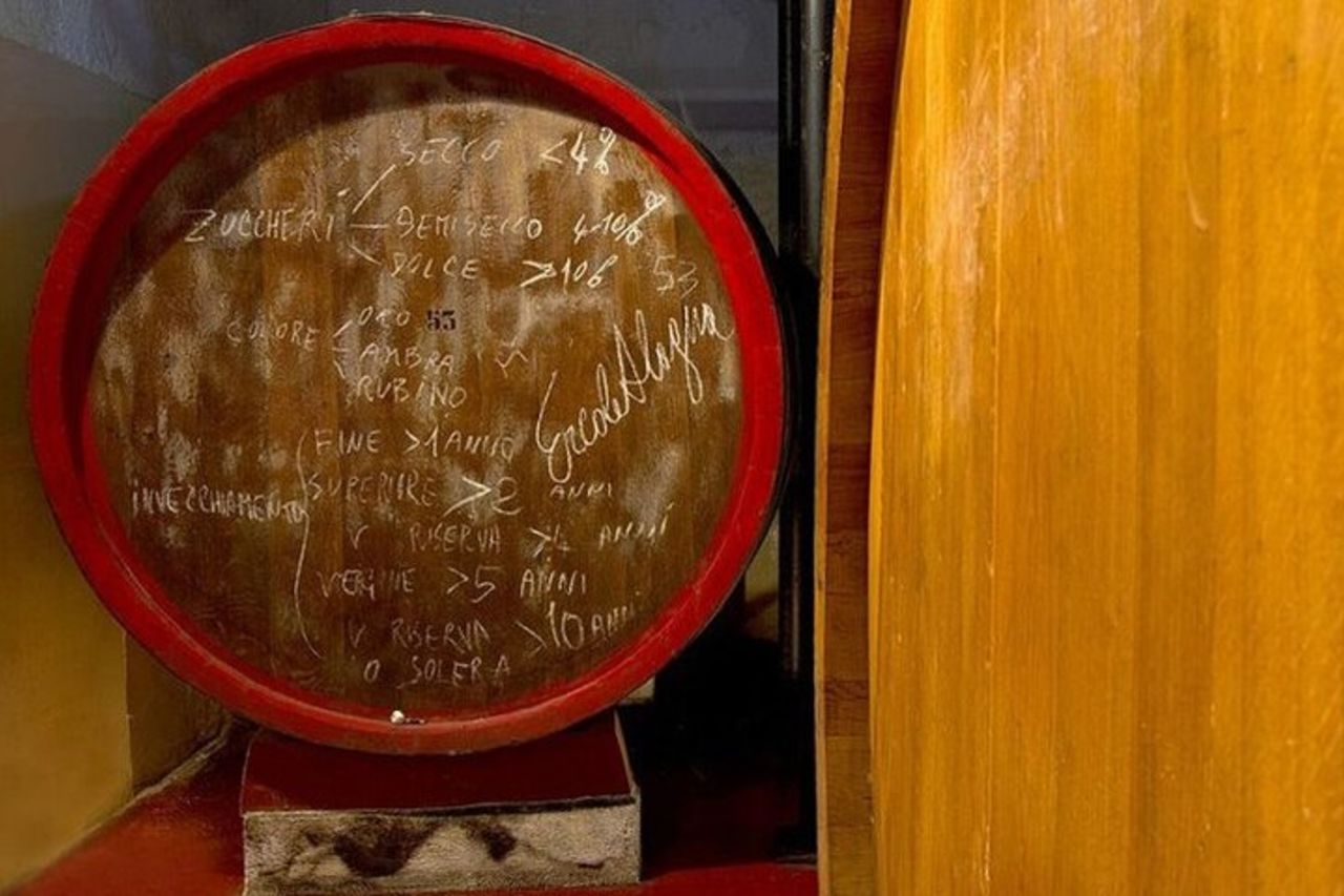 Visita alla cantina storica con degustazione di cibo e vino a Marsala — 2