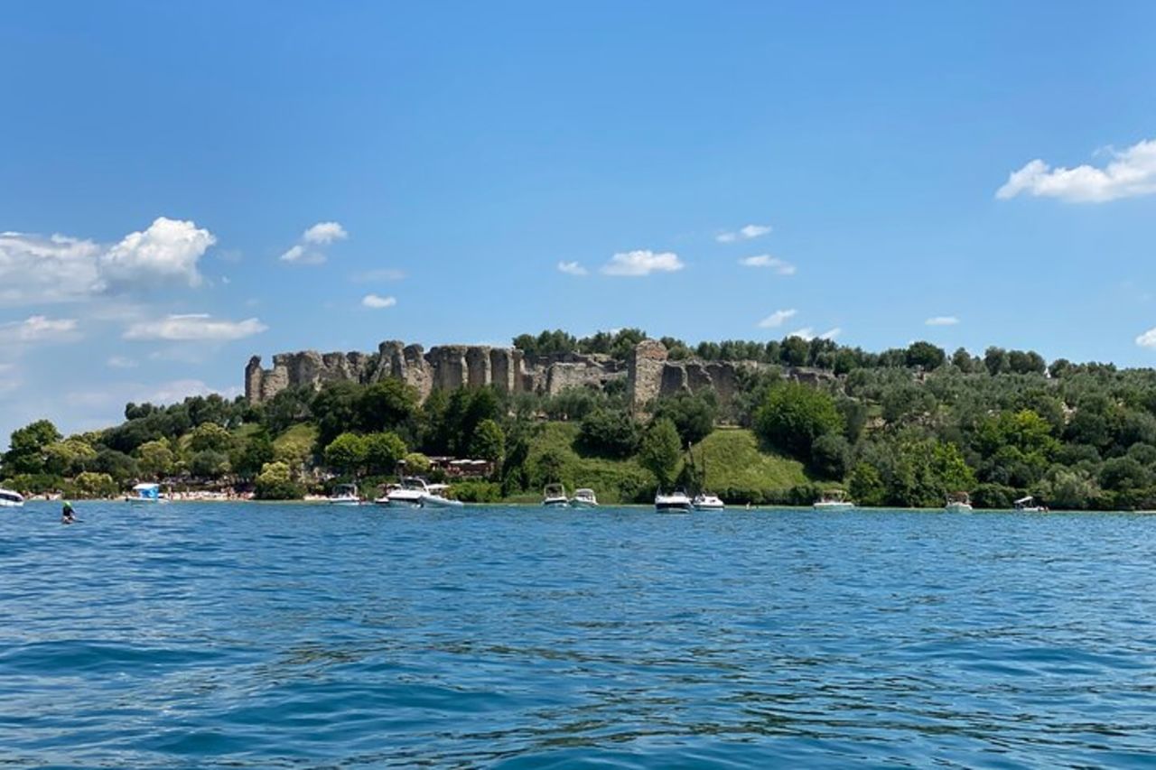 Tour in barca dei castelli con degustazione di vino Bardolino e stuzzichini — 4