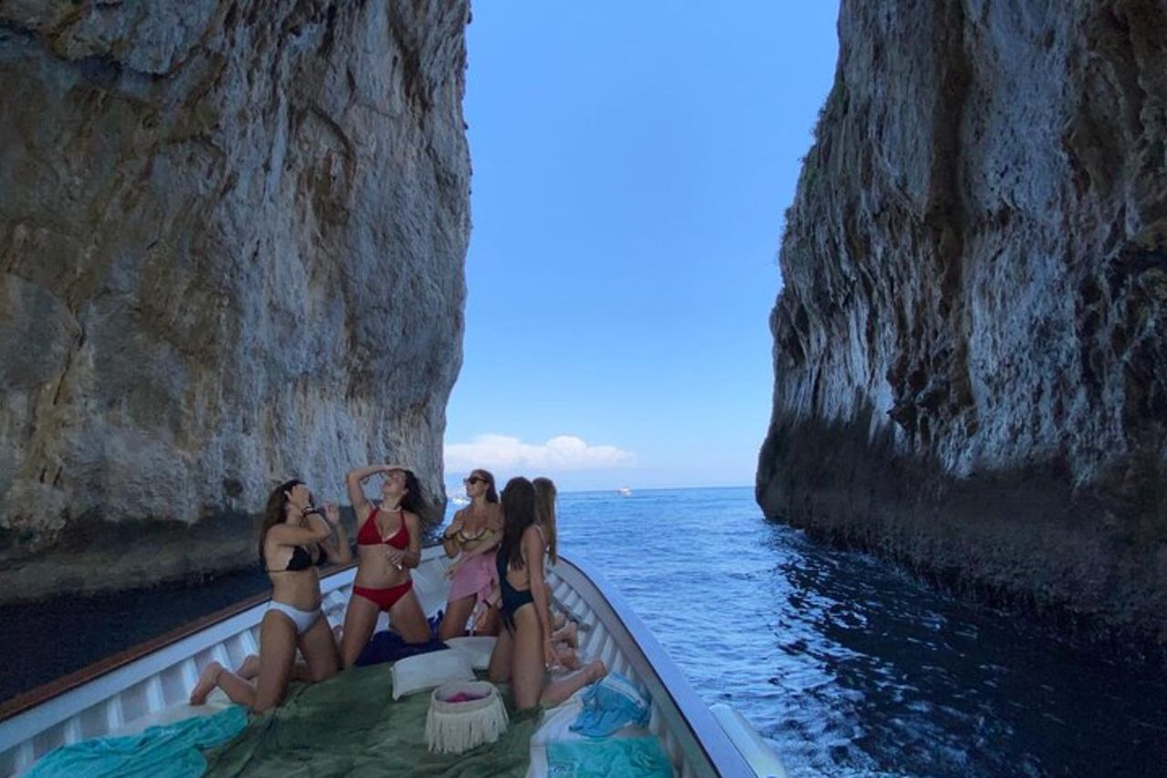 Capri Boat Tour : Grotte, Nuotare e Sorseggiare Limoncello in Piccolo Gruppo — 2