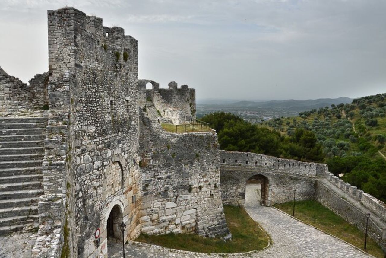 Berat Unesco-Durazzo e Lago Belsh, tour di un giorno da Tirana — 8