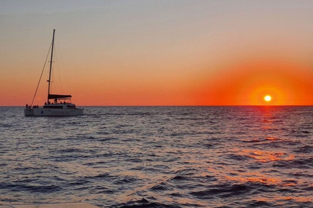 Santorini Classic Catamarano Cruise con barbecue, bevande e trasferimenti — 2