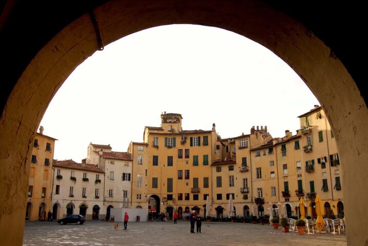 Tour guidato privato di Lucca in E-bike o City bike