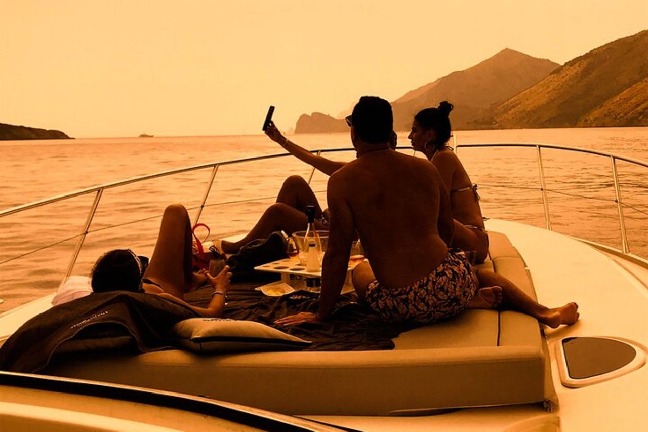 Tour di Piccolo Gruppo a Positano in Barca al Tramonto — 6