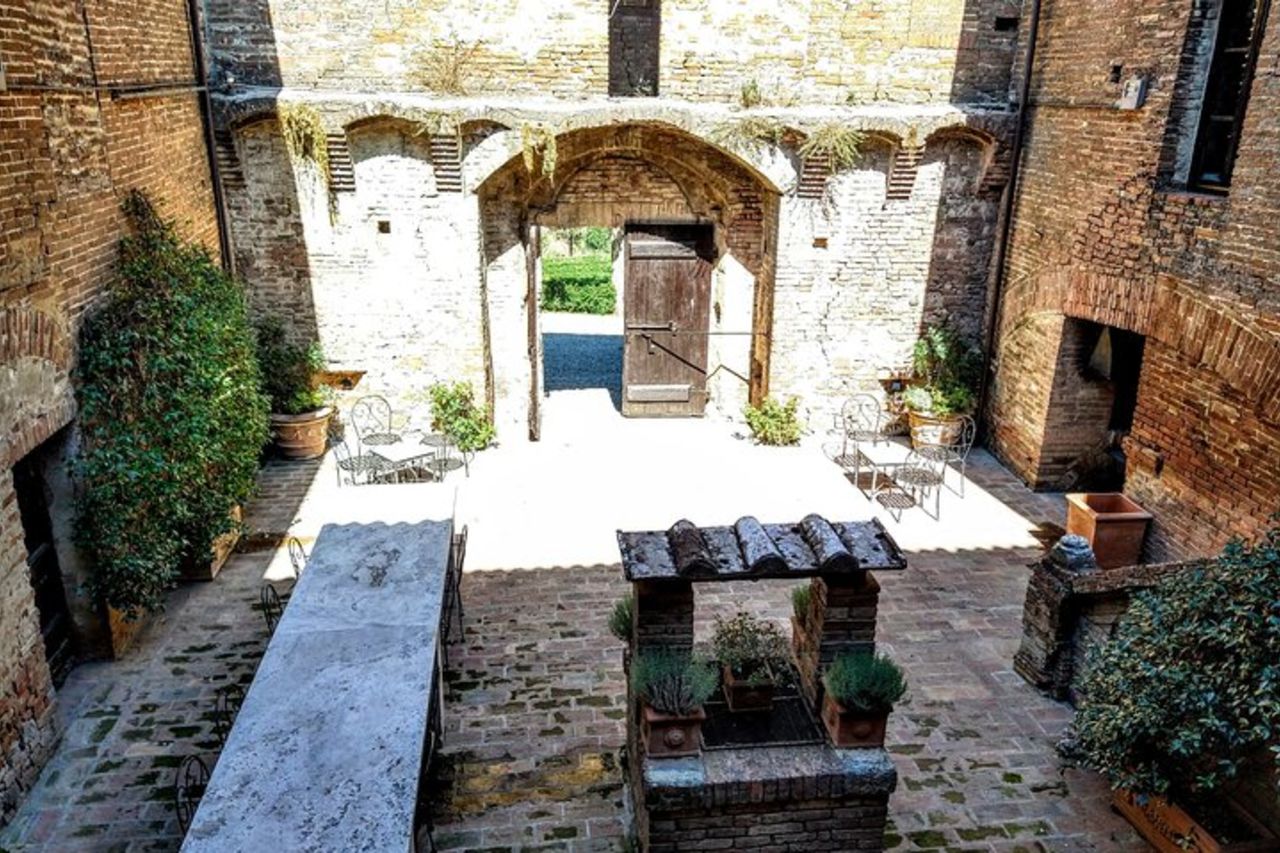 Montalcino: Visita guidata e degustazione con pranzo in Castello medievale — 5