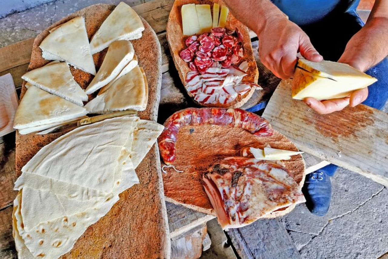 Tour in 4x4 ad Orgosolo: i Murales e il pranzo tipico dal pastore — 4