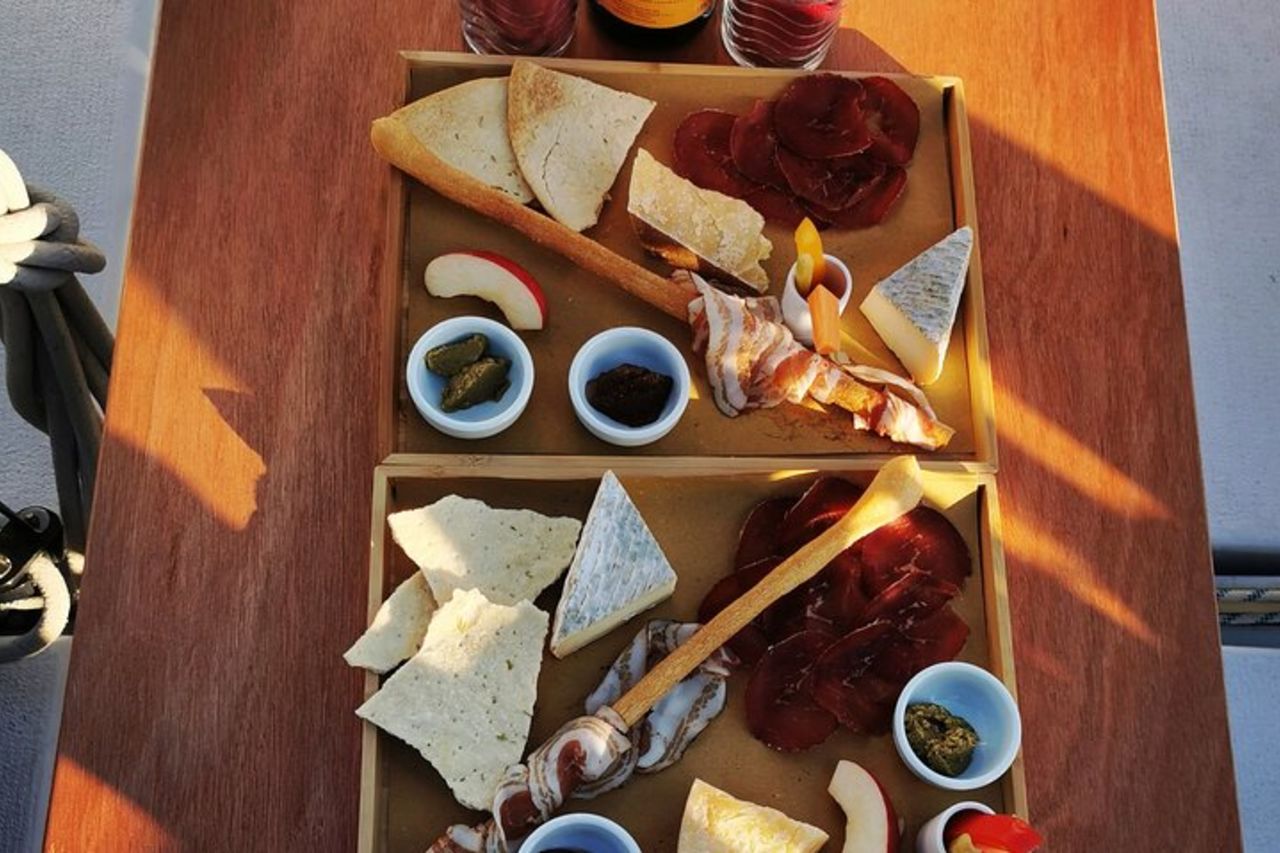 Tour Privato in Barca a vela Lago Maggiore con Aperitivo e Musica — 3