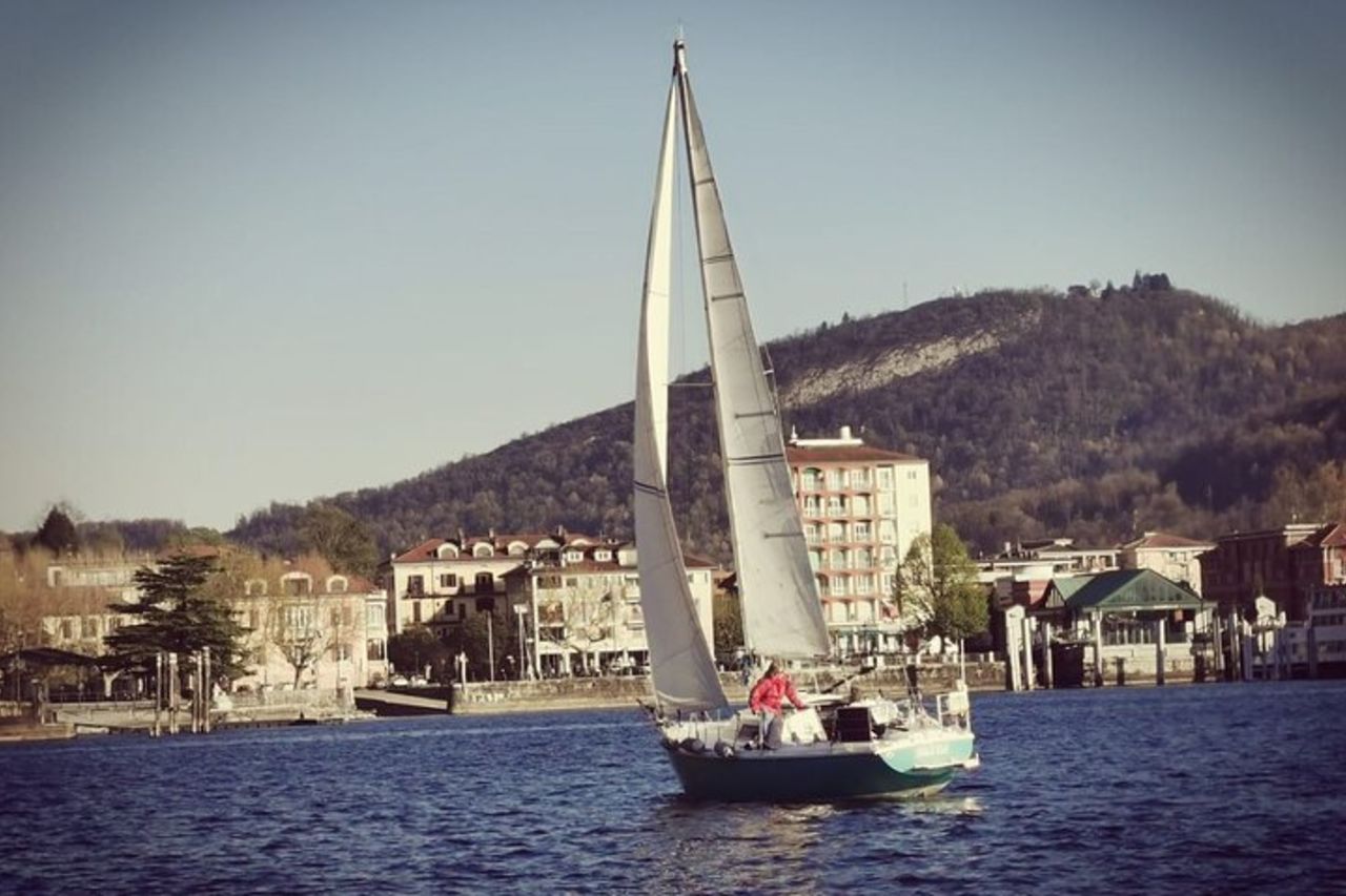 Tour Privato in Barca a vela Lago Maggiore con Aperitivo e Musica — 6
