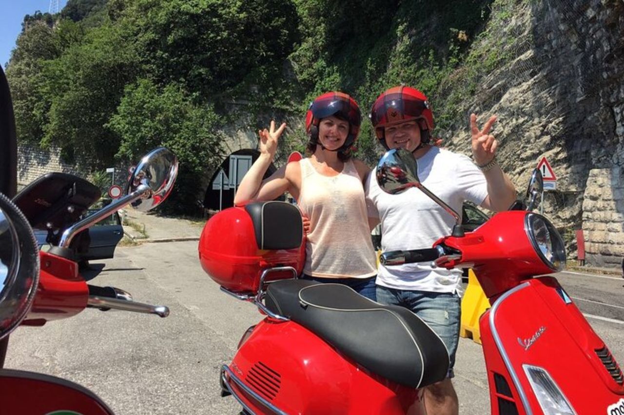 Tour in scooter del Garda senza guida di un'intera giornata da Riva del Garda — 4